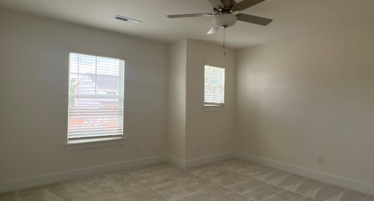 2 Spacious Rooms Are Available In Raleigh.