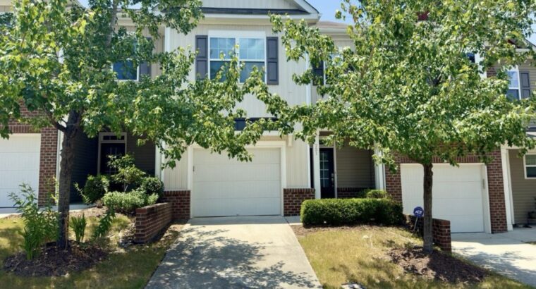 Private Bedroom w/ Attached Bath in Townhouse -Cary