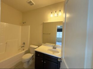 Private Bedroom w/ Attached Bath in Townhouse -Cary